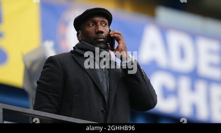 L'ex attaccante del Chelsea Jimmy Floyd Hasselbaink è visto usando il suo telefono prenderà una pausa dalla trasmissione sulla BBC durante la partita di fa Cup a Stamford Bridge, Londra. Data foto: 24 gennaio 2021. Il credito dovrebbe essere: Paul Terry/Sportimage via PA Images Foto Stock