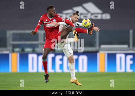 Demba Seck di SPAL sfida Radu Dragusin di Juventus durante la partita Coppa Italia allo Stadio Allianz di Torino. Data foto: 27 gennaio 2021. Il credito d'immagine dovrebbe essere: Jonathan Moscrop/Sportimage via PA Images Foto Stock