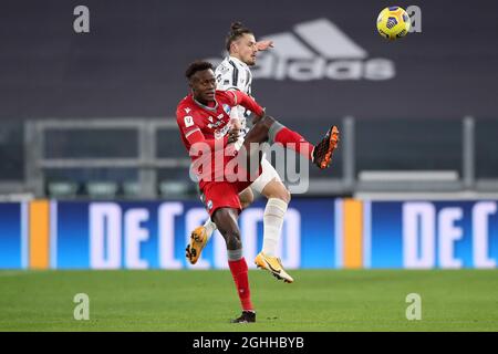 Demba Seck di SPAL sfida Radu Dragusin di Juventus durante la partita Coppa Italia allo Stadio Allianz di Torino. Data foto: 27 gennaio 2021. Il credito d'immagine dovrebbe essere: Jonathan Moscrop/Sportimage via PA Images Foto Stock