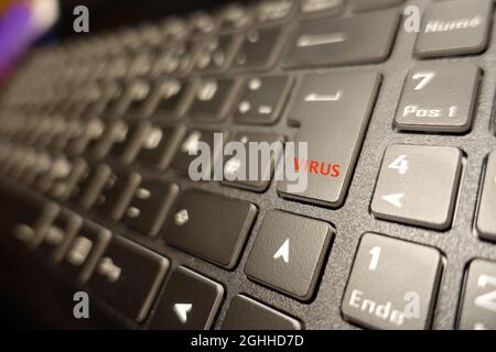 immagine simbolo - tastiera del computer con tasto virus Foto Stock