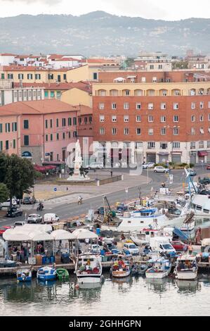 Il molo visto dalla cima della Fortezza Vecchia. IO Foto Stock