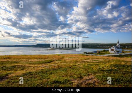 Chiesa di Nesseby e il Varangerfjord, Varanger, Finnmark, Norvegia. Foto Stock