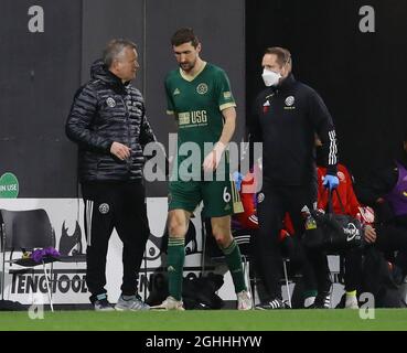 L'infortunato Chris Basham di Sheffield Utd cammina accanto al manager Chris Wilder di Sheffield Utd durante la partita della Premier League a Craven Cottage, Londra. Data foto: 20 febbraio 2021. Il credito dovrebbe essere: David Klein/Sportimage via PA Images via PA Images Foto Stock