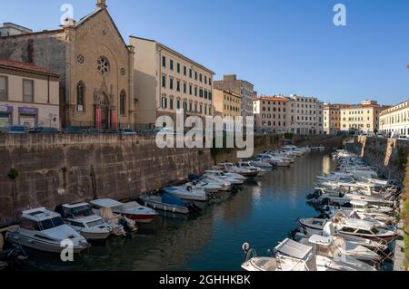 La chiesa olandese degli Scalo olandesi, a Livorno. Barche ormeggiate lungo il Fosso reale. Foto Stock