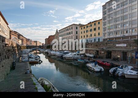 Il paesaggio urbano di Livorno presso gli Scalo Olandesi. Barche ormeggiate lungo il Fosso reale.. Foto Stock
