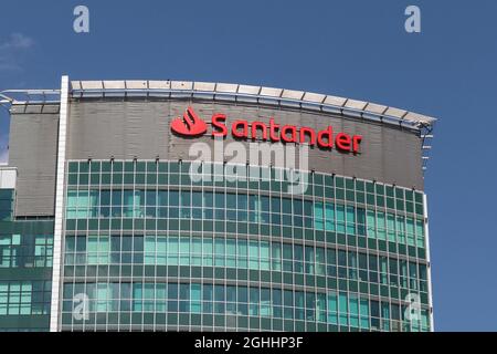 Polonia, Poznan - 05 Set, 2021: Logo Santander in un edificio della banca Santander. Foto Stock