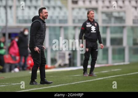 Roberto De Zerbi Capo allenatore di US Sassuolo urla le indicazioni verso i suoi giocatori come Davide Nicola Capo allenatore di Torino FC guarda sullo sfondo durante la Serie A allo Stadio Grande Torino, Torino. Data foto: 17 marzo 2021. Il credito d'immagine dovrebbe essere: Jonathan Moscrop/Sportimage via PA Images Foto Stock