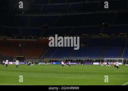 I giocatori di entrambe le squadre prendono il ginocchio prima di iniziare la partita della UEFA Europa League a Giuseppe Meazza, Milano. Data foto: 18 marzo 2021. Il credito d'immagine dovrebbe essere: Jonathan Moscrop/Sportimage via PA Images Foto Stock