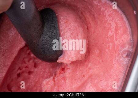 Primo piano di rinfrescante gelato alla bacca dolce gelato deserto in contenitore Foto Stock