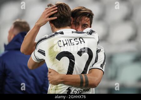Torino, 7 aprile 2021.Paulo della Juventus festeggia con il compagno di squadra Federico Chiesa dopo aver segnato al fianco un 2-0 di vantaggio durante la serie A partita allo Stadio Allianz di Torino. Il credito d'immagine dovrebbe essere: Jonathan Moscrop / Sportimage via PA Images Foto Stock