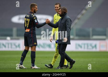 Torino, 11 aprile 2021. Wojciech Szczesny guarda come Andrea Pirlo Capo allenatore della Juventus saluta Marko Pjaca di Genova CFC in seguito al fischio finale nella Serie A partita allo Stadio Allianz di Torino. Il credito d'immagine dovrebbe essere: Jonathan Moscrop / Sportimage via PA Images Foto Stock