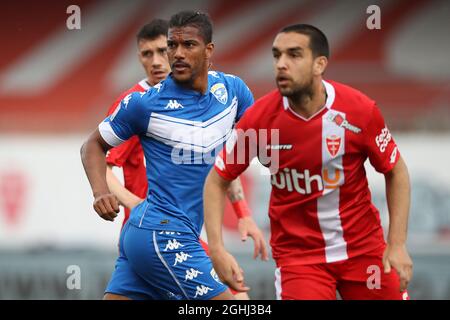 Monza, , 10 maggio 2021. Florian Aye di Brescia Calcio ottiene tra Giuseppe Bellusci e Davide Bettella dell'AC Monza durante la partita di Serie B all'U-Power Stadium di Monza. Il credito d'immagine dovrebbe essere: Jonathan Moscrop / Sportimage via PA Images Foto Stock