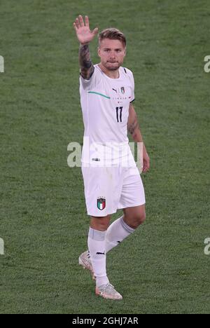 Roma, Italia, 11 giugno 2021. Ciro immobile d'Italia ondeggia ai tifosi durante la partita UEFA European Championships 2020 allo Stadio Olimpico di Roma. Il credito dovrebbe essere: Jonathan Moscrop / SportimageRome, Italy, 11 June 2021. Via PA Images Foto Stock