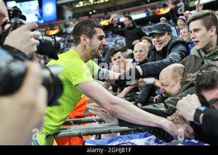 Stefan Mitrovic di Gent festeggia con i tifosi dopo la partita durante la partita di football della UEFA Europa League Foto Stock