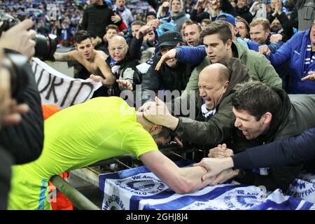 Stefan Mitrovic di Gent festeggia con i tifosi durante la partita di football della UEFA Europa League Foto Stock