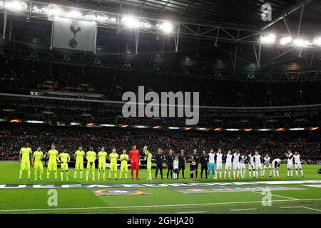 Vista generale delle formazioni di entrambe le squadre a Wembley durante la partita di football della UEFA Europa League Foto Stock