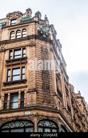 KNIGHTSBRIDGE, LONDRA, INGHILTERRA- 4 settembre 2021: Esterno del grande magazzino Harrods a Knightsbridge Foto Stock