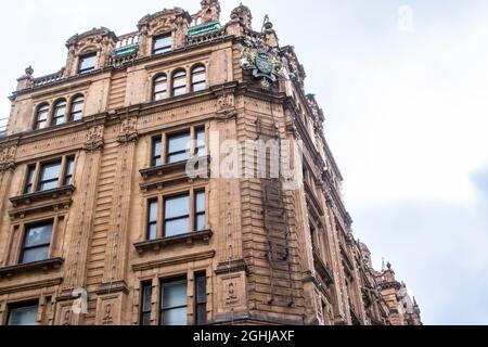 KNIGHTSBRIDGE, LONDRA, INGHILTERRA- 4 settembre 2021: Esterno del grande magazzino Harrods a Knightsbridge Foto Stock