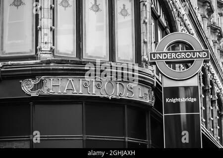 KNIGHTSBRIDGE, LONDRA, INGHILTERRA- 4 settembre 2021: Esterno del grande magazzino Harrods a Knightsbridge Foto Stock