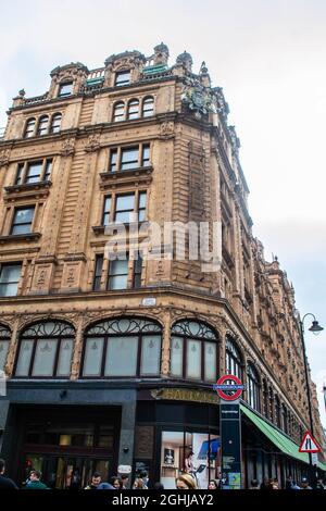 KNIGHTSBRIDGE, LONDRA, INGHILTERRA- 4 settembre 2021: Esterno del grande magazzino Harrods a Knightsbridge Foto Stock