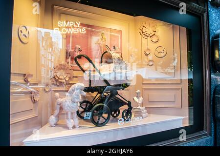 KNIGHTSBRIDGE, LONDRA, INGHILTERRA- 4 settembre 2021: Cybex Pram window a Harrods a Londra Foto Stock