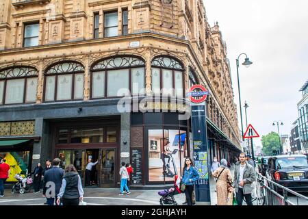 KNIGHTSBRIDGE, LONDRA, INGHILTERRA- 4 settembre 2021: Esterno del grande magazzino Harrods a Knightsbridge Foto Stock