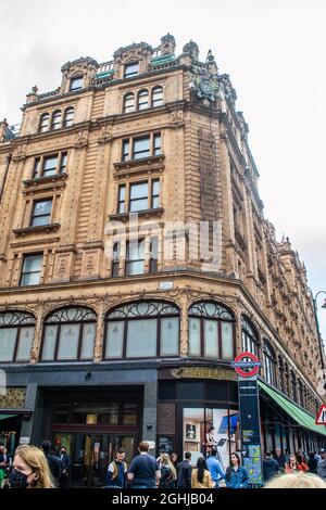 KNIGHTSBRIDGE, LONDRA, INGHILTERRA- 4 settembre 2021: Esterno del grande magazzino Harrods a Knightsbridge Foto Stock