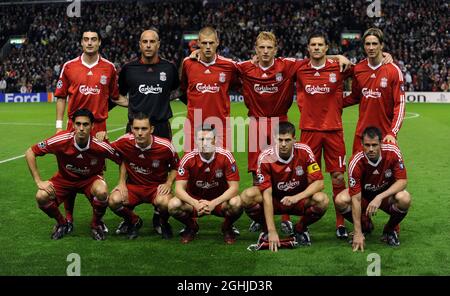 Liverpool Team Group (Back Row da sinistra a destra) Albert Riera Pepe Reina Martin Skrtel Dirk Kuyt Xabi Alonso Fernando Torres (Front Row da sinistra a destra) Alvaro Arbeloa Fabio Aurelio Robbie Keane Steven Gerrard Jamie Carragher durante la partita UEFA Champions League a Londra. Foto Stock