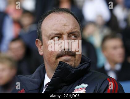 Il Rafa Benitez di Liverpool guarda avanti durante la Barclays Premier League tra Bolton Wanderers e Liverpool a Londra. Foto Stock