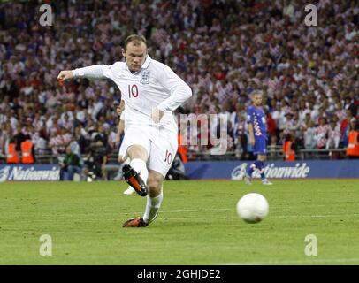 Wayne Rooney, in Inghilterra, ha segnato il quinto gol ai lati durante la partita dei qualificatori europei della Coppa del mondo al Wembley Stadium di Londra. Foto Stock