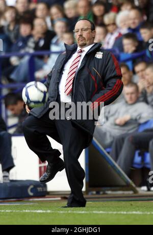 Rafa Benitez di Liverpool in azione durante la Barclays Premier League al Reebok Stadium, Bolton, Inghilterra. Foto Stock