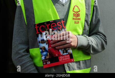 Il venditore del programma della foresta di Nottingham prima della partita del campionato di Coca Cola fra la foresta di Nottingham e la contea di Derby. Foto Stock