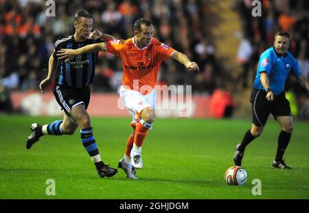 Kevin Nolan di Newcastle United e Charlie Adam di Blackpool durante la partita del campionato Coca Cola tra Blackpool vs Newcastle United al Bloomfield Road Stadium, Blackpool. Foto Stock