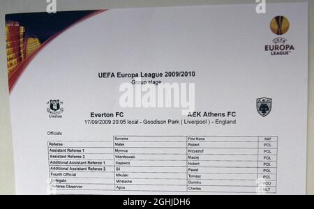 Il foglio di squadra mostra gli 8 ufficiali per la partita di Everton e AEK Athens durante la UEFA Europa League al Goodison Park di Liverpool. Foto Stock