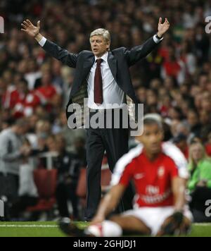 Arsenal's Arsene Wenger si prende cura di Armand Traore che viene imbrattato durante la partita della Carling Cup tra Arsenal e West Bromwich Albion all'Emirates Stadium. Foto Stock