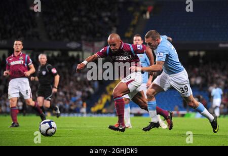 Craig Bellamy di Manchester City e Julien Faubert di West Ham United durante la Barclay's Premier League tra Manchester City e West Ham United a Londra. Foto Stock