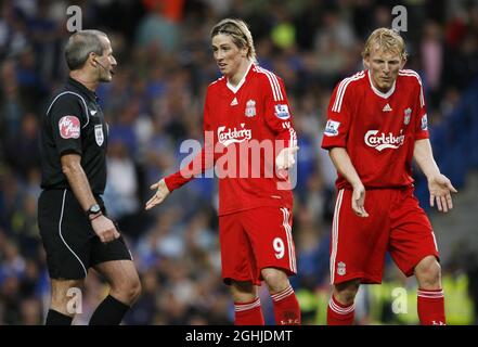 Fernando Torres di Liverpool e Dirk Kuyt, arbitro di domande Martin Atkinson durante la partita della Barclays Premier League tra Chelsea e Liverpool allo Stamford Bridge di Londra. Foto Stock