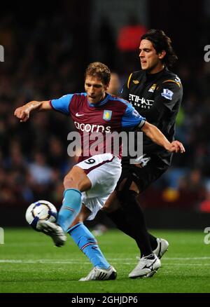 Stiliyan Petrov di Aston Villa e Roque Santa Cruz di Manchester City durante la partita della Barclays Premier League tra Aston Villa e Manchester City a Villa Park a Birmingham. Foto Stock