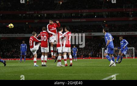 Didier Drogba di Chelsea che ha segnato il terzo gol durante la partita della Barclays Premier League tra l'Arsenal e Chelsea all'Emirates Stadium di Londra. Foto Stock