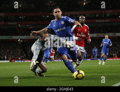 Manuel Almunia dell'Arsenal si scontra con Frank Lampard del Chelsea durante la partita della Barclays Premier League tra l'Arsenal e il Chelsea all'Emirates Stadium di Londra. Foto Stock