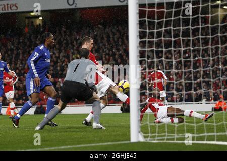 Thomas Vermaelen dell'Arsenal ha segnato un gol durante la partita della Barclays Premier League tra l'Arsenal e il Chelsea all'Emirates Stadium di Londra. Foto Stock