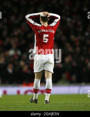 Thomas Vermaelen dell'Arsenal è stato abbattuto durante la partita della Barclays Premier League tra l'Arsenal e il Chelsea all'Emirates Stadium di Londra. Foto Stock