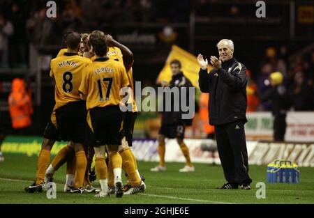 Il manager dei lupi Mick McCarthy applaude il gol vincente, segnato da Nenad Milijas durante la partita della Barclays Premier League tra Wolverhampton Wanderers e Bolton Wanderers a Molineux a Wolverhampton. Foto Stock