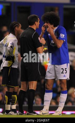 Marouane Fellaini di Everton fa una domanda all'arbitro Andre Marriner durante la partita della Barclays Premier League tra Everton e Tottenham Hotspur al Goodison Park di Liverpool. Foto Stock