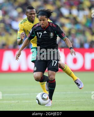 Messico Giovani Dos Santos in azione durante la Coppa del mondo FIFA 2010, Gruppo A partita tra Sud Africa / Messico Soccer City stadio a Johannesburg, Sud Africa. Foto Stock