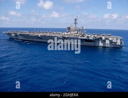 Il portaerei USS Carl Vinson della Marina degli Stati Uniti classe Nimitz transita durante un dispiegamento di routine con la flotta 7 agosto 26, 2021 nell'Oceano Pacifico. Foto Stock