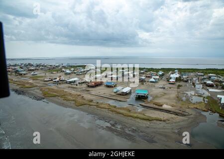 Grand Isle, Stati Uniti d'America. 01 Settembre 2021. Vista aerea della distruzione causata dall'uragano di categoria 4 Ida sulle isole di barriera lungo la baia di Barataria e il Golfo del Messico 1 settembre 2021 a Grand Isle, Louisiana. Grand Isle ha subito un colpo diretto dalla tempesta ed è considerata inabitabile. Credit: Major Grace Geiger/U.S. Army/Alamy Live News Foto Stock