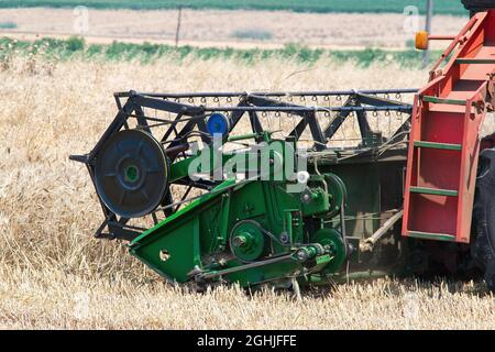 Mietitrebbia in azione sul campo di grano Foto Stock