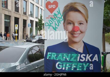 Manifesto vandalizzato delle elezioni di Fraziska Giffey a Vossstrasse a Mitte, Berlino, Germania - 4 settembre 2021. Foto Stock