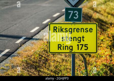 "Il confine dello stato è chiuso" è scritto sul cartello norvegese sul cartello stradale tra la Svezia e la Norvegia. Le restrizioni di Corona fermano il viaggio su una certa WHE Foto Stock